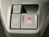 指先だけで簡単に操作が可能な電動パーキングブレーキを採用。「HOLD」スイッチを押すと、渋滞や信号待ちなどでブレーキペダルから足を離しても、ブレーキを保持するので安心です