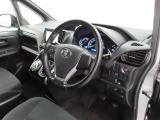 シンプルで使いやすいデザインの運転席です。