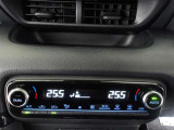 オートエアコンです。車内を設定温度に保ち、快適空間をキープします。