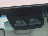 ステレオカメラとソナーセンサーが歩行者や先行車、障害物などのさまざまな情報を的確に捉え、運転者に注意を促したり、緊急ブレーキを作動。多彩な安全機能があなたのドライブをアシストするスマートアシスト付です