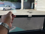 リヤ窓にロールサンシェード装備です!