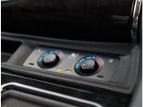 『1台』のお車に対して、3名体制で日々議論を重ね仕入れを行っております。