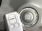 【キーレススタートシステム】カバンやポケットに入れたままでもドアの施錠・解錠が可能なスマートキーを装備。エンジンのオン・オフ時もカギを取り出す必要が無いからとっても便利です♪