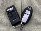手荷物が多いときでも、スマートキーをバッグやポケットに携帯していれば、キーを取り出すことなくドアの解錠・施錠ができます