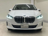 【キドニーグリル】BMWは約90年もの間、ほぼ全ての車両にひと目でBMWだと分かるこの特徴的なフロントグリルが備えられ、デザイン・アイコンとして親しまれてきました。