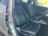 マツダのお車は、自然で疲れずらい運転姿勢を実現すべく、アクセルペダルなどまで拘っている運転席になっております。