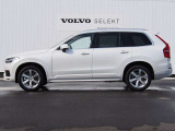 北欧らしさあふれる知的な美を形にしたラグジュアリーSUV、XC90。大胆でありながらもエレガントなスタイリングは、見る人の目に磨き上げられた強さを深く印象づけます。