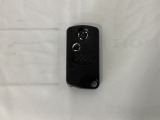 スマートキーを装備しています。鍵を差し込むことなくドアロックの開け閉めと、スタートボタン操作でのエンジンスタートができます。