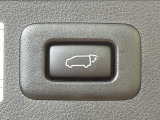 【パワーバックドア】スマートキーや運転席のボタンを押すだけでリアゲートが自動で開閉します!荷物を持っている時や、高い位置にあるバックドアを閉める際に便利な機能です♪