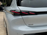 LEDのテールランプは、ライオンの3本の爪痕をイメージさせるデザインとなっております。勇ましさやおしゃれな雰囲気を連想させます。