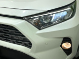【LEDヘッドライト】悪天候や夜間走行時も良好な視界を確保し安心して運転できる高輝度LEDヘッドライトを装備!点灯速度が早く、消費電力も抑えられています。