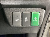 VSA装備車です。VSAはドライバーの操作と車の動きを見守っています。もし車の挙動が乱れたとき、4輪別々にブレーキをかけたり、エンジンパワーをしぼることによって車を安定させます。