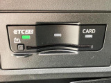 ETCユニットはグローブボックスの中に装着されています。こちらの車両はDSRC(ETC 2.0)に対応していますので、渋滞情報などリアルタイムでナビに反映されます。