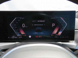 ◆インスツルメント・パネルのエレガントなデザインは、BMW特有の水平ラインで構成され、室内空間に端正な印象をもたらします。人間工学に基づいてレイアウトされた重要な操作系統は、直観的な操作が可能です◆