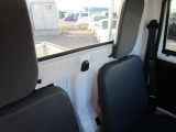 運転席後部には荷物を掛けられるフックがあります。お仕事で使うことが多いヘルメット等をかけるのに便利です。