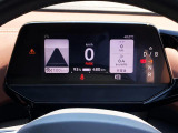 運転席のマルチインフォメーションディスプレイはトラベルアシストの状態やエネルギーモニター、タイヤ空気圧モニターなど必要な情報が表示されます。