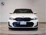 【BMWの伝統】BMWの特徴的な“キドニーグリル”は、80年以上続く伝統の形でございます。変わらないこだわりのデザインが、プレミアムブランド“BMW”を創り出します。