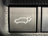 【パワーバックドア】スマートキーや運転席のボタンを押すだけでリアゲートが自動で開閉します!荷物を持っている時や、高い位置にあるバックドアを閉める際に便利な機能です♪