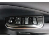 オールオートですので運転席からどの席の窓でも全閉全開が簡単に出来ますよ。