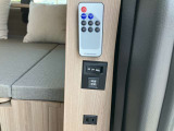 AC100V 出力コンセント(運転席側スライドドア開口部/運転席側後方壁面/助手席側スライドドア開口部)/12V電源ソケット1個〈リヤ〉/ポータブルバッテリー用電源入力端子