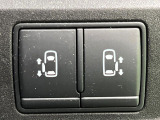 【問合せ:0776-53-4907】【ハンズフリー機能付き両側電動ドア】スライドドアの下に足先を入れてすぐ引くと、自動的にスライドドアが開閉します!荷物で両手がふさがった状態でも、ドアの開閉ができます
