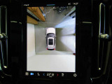 360°カメラが駐車場での運転操作をサポートします。