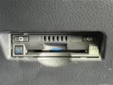 【ETC2.0(DSRC/ITSスポット)】ETCカードを挿入すれば料金所はノンストップで通過できます。ETC限定の割引や、高速道路の情報提供サービスを利用できます。