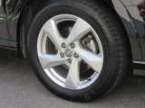 全車両に標準装備の純正アルミホイールは、純正ならではのバランスの良いデザインと、走行安定性をお楽しみ頂けます。