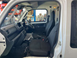 助手席も運転席同様に広く過ごしやすくなってます。