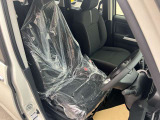 運転席はくつろぎのプライベート空間! 車内をクリーニングしてお待ちしております!