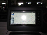 社外のカーナビが付いています(CD.DVDの再生機能は付いていません)また、バックカメラも付いています。