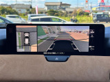 【360°ビュー・モニター】まるでクルマを真上から見下ろしたかのような視点で駐車をサポートします!クルマの斜め後ろや真横など、前後左右の4つのカメラの映像が合成されて、モニターに映し出されます。