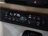【オートエアコン】温度を設定すれば自動で快適な車内温度を保ちます。エアコン内部の高性能脱臭フィルターで車内のアレルゲンや花粉を除去。