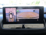 アラウンドビューモニター搭載。車体を4方向のカメラで「上から見下ろしたような映像」を映します。車庫入れが苦手な方も映像サポートでラクラク駐車できます。