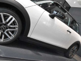 MINI認定中古車は360°を徹底的にチェック。エンジンやトランスミッション、電気系統やコンピュータ・システムなどを詳細に点検。交換基準に達した部品は整備した後にご納車いたします。