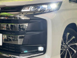 【LEDヘッドライト】悪天候や夜間走行時も良好な視界を確保し安心して運転できる高輝度LEDヘッドライトを装備!点灯速度が早く、消費電力も抑えられています。
