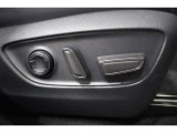 ドライバーシートの高さは調整機能もついておりますので、小柄な方でも運転しやすい姿勢に合わせられます。
