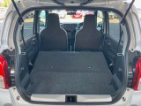 リアシートを倒すと大きな箱なども収められる荷室に早変わり!肩口のレバーを引くだけですので、簡単に扱えます!