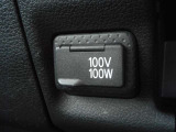 センターコンソール下に100V電源がありますので、機材の充電をしたり出来ます。