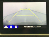 【バックカメラ】運転が苦手な方も車庫入れラクラクです!ギアをリバースに入れれば自動的に切り換わりますので、面倒な操作は不要です♪狭い駐車場もお車を傷つけず安心ですね!