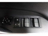 オールオートですので運転席からどの席の窓でも全閉全開が簡単に出来ますよ。