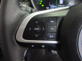 ステアリングには運転中でも簡単に操作できる各種スイッチついてます