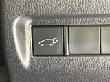 【パワーバックドア】スマートキーや運転席のボタンを押すだけでリアゲートが自動で開閉します!荷物を持っている時や、高い位置にあるバックドアを閉める際に便利な機能です♪