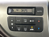 【オートエアコン】一度お好みの温度に設定すれば、車内の温度を検知し風量や温度を自動で調整。暑い…寒い…と何度もスイッチ操作をする必要はありません。快適な車内空間には必須の機能ですね♪