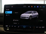 12.9インチ大型タッチスクリーンのインフォーメーションシステムです。スマホとの連動、車両の設定や車両の状態など様々な機能が複合されたシステムです。