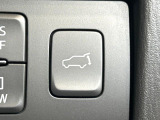 【パワーバックドア】スマートキーや運転席のボタンを押すだけでリアゲートが自動で開閉します!荷物を持っている時や、高い位置にあるバックドアを閉める際に便利な機能です♪