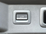 【パワーバックドア】スマートキーや運転席のボタンを押すだけでリアゲートが自動で開閉します!荷物を持っている時や、高い位置にあるバックドアを閉める際に便利な機能です♪
