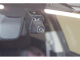 万一の事態もしっかり記録!小型フロントカメラ採用のドライブレコーダーを装備しています