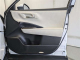 運転席ドア内張はご覧の通り。ドアポケットの収納もバッチリです