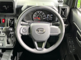 インテリアに合わせたデザインのステアリングは、運転される方のことも考え、運転しやすい形状、大きさです。是非一度、実際に触ってお確かめください。